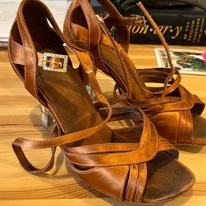 Internationals dance heels UK size 3.5 and 2.5 inch heel.